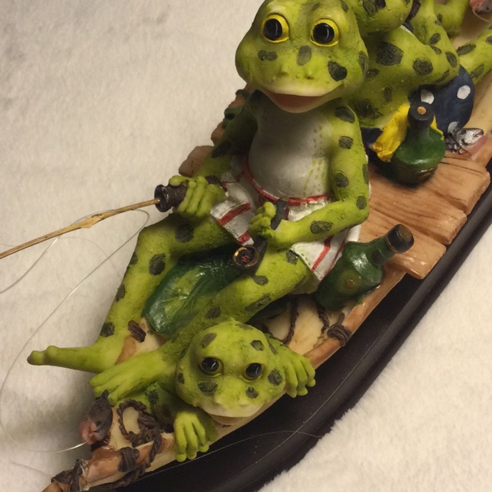 🌟 Frogs kicking Back.. gone Fising Figurine - Picture 2 of 6